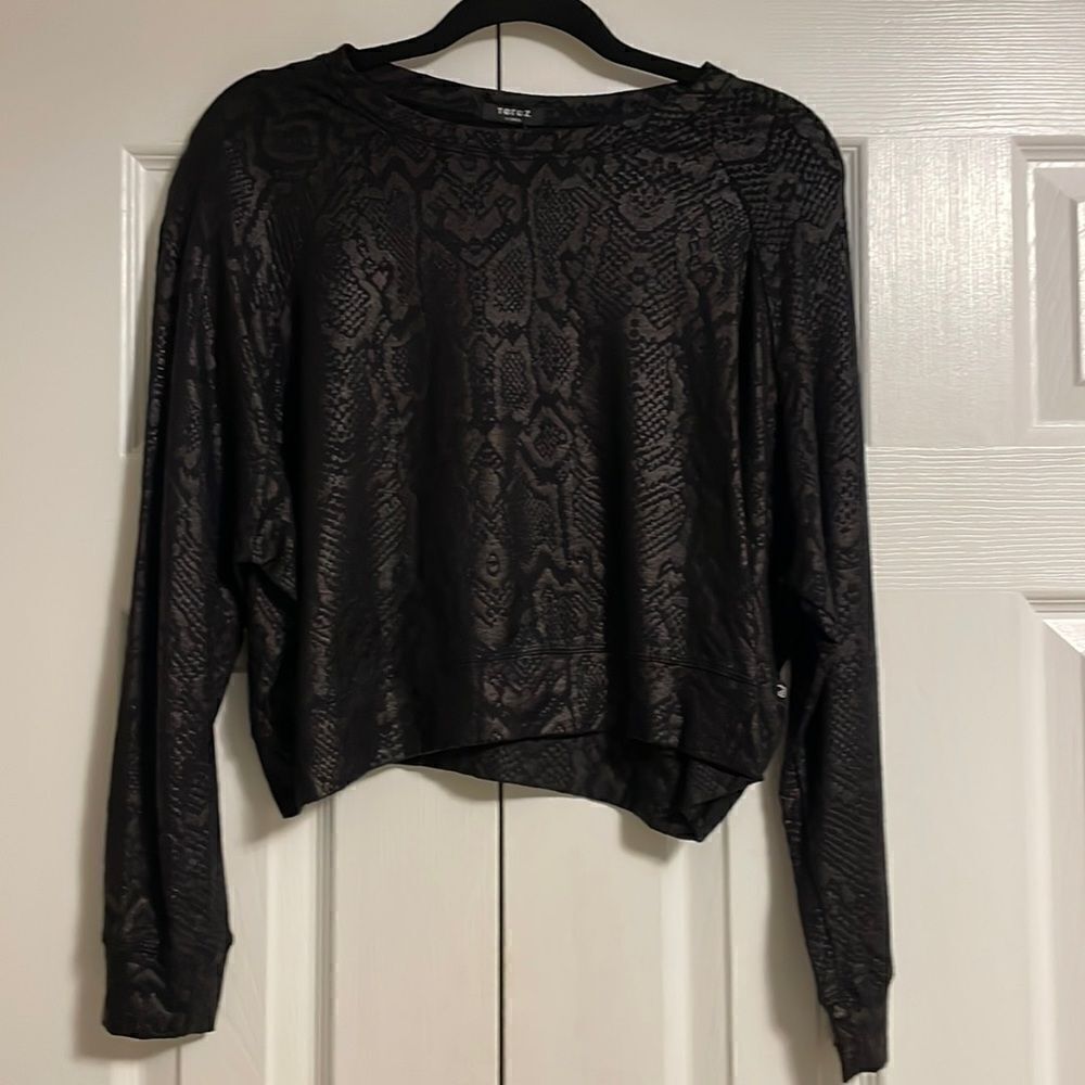 Terez Women’s Snakeskin Print Black Cropped Sweatshirt
